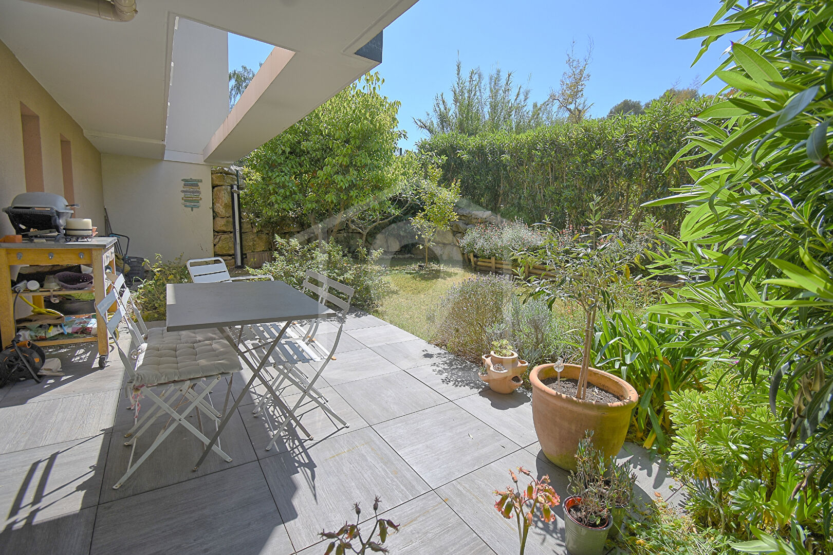 Antibes Proche Centre – 2 pièces avec jardin privatif – Résidence avec piscine – GARAGE